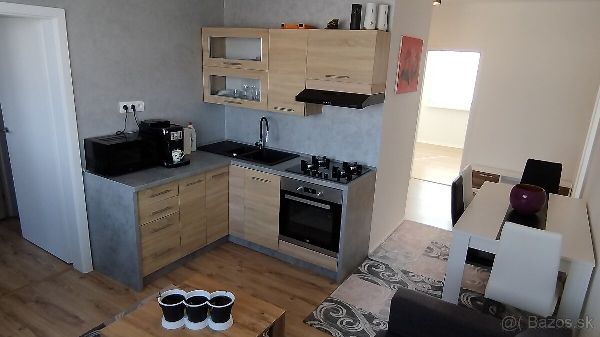 3. izb. reprezentatívny, zrekonštruovaný, zariadený byt. TOP - 2