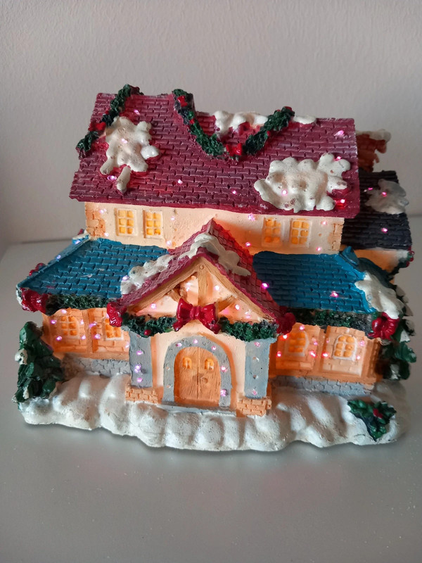 Starý svietiaci led domček po rodičoch 16x13x12 cm - 2