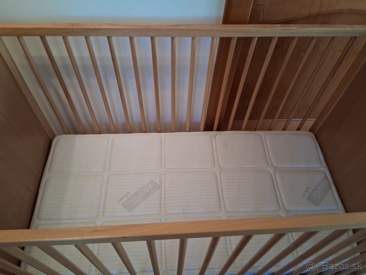 Detská drevená postielka s matracom - 2