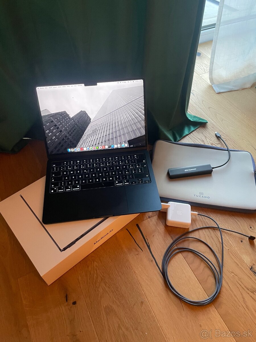 Macbook Air M2 13,6 / 16 / 256 - 2