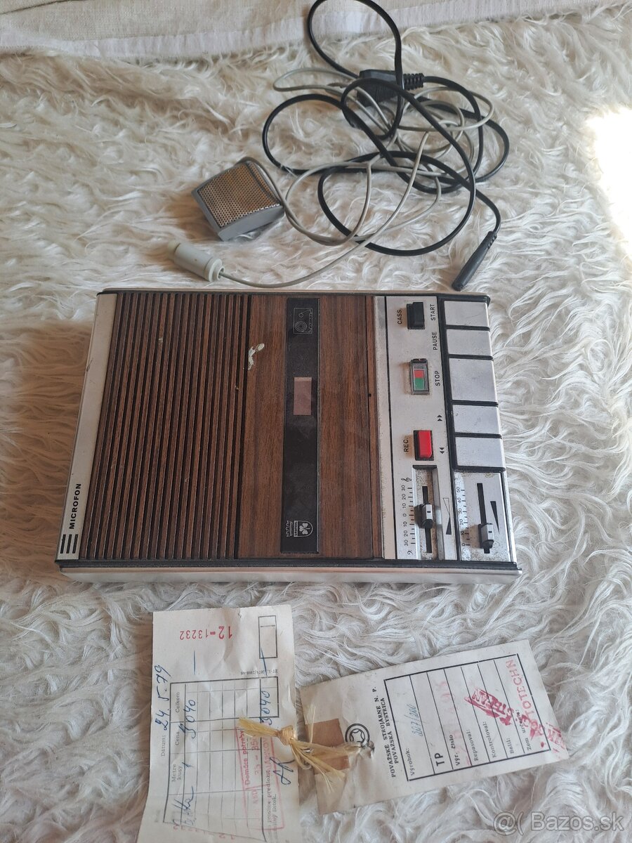 Kreslá, plagáty, rádio - 2