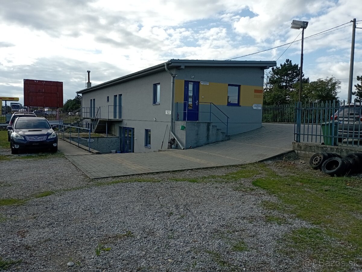 Budova s oploteným dvorom. - 2