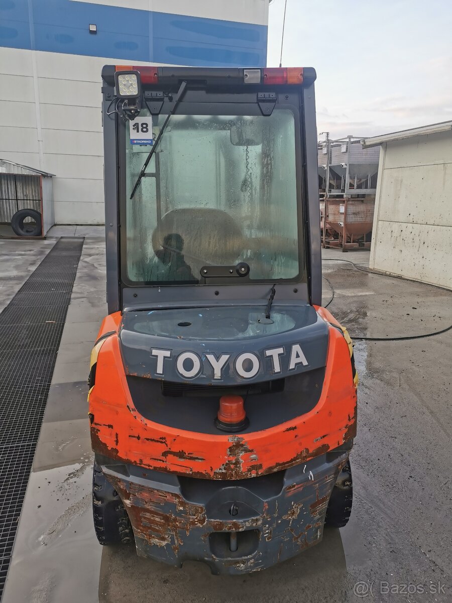 Vysokozdvižný vozík TOYOTA - 2