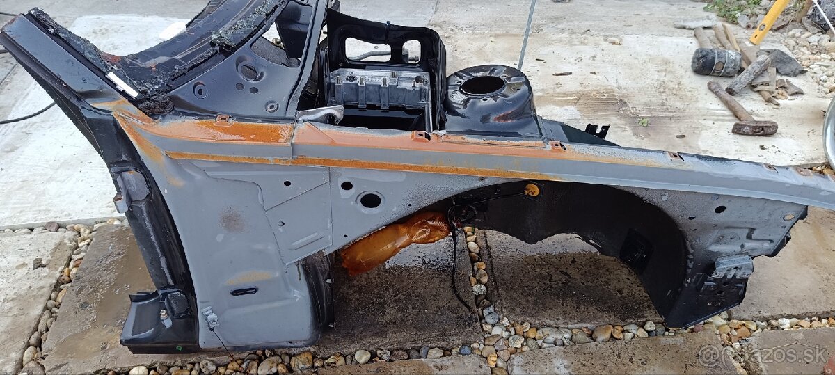 Pravy predny podblatnik a vystuha bmw e32 - 2