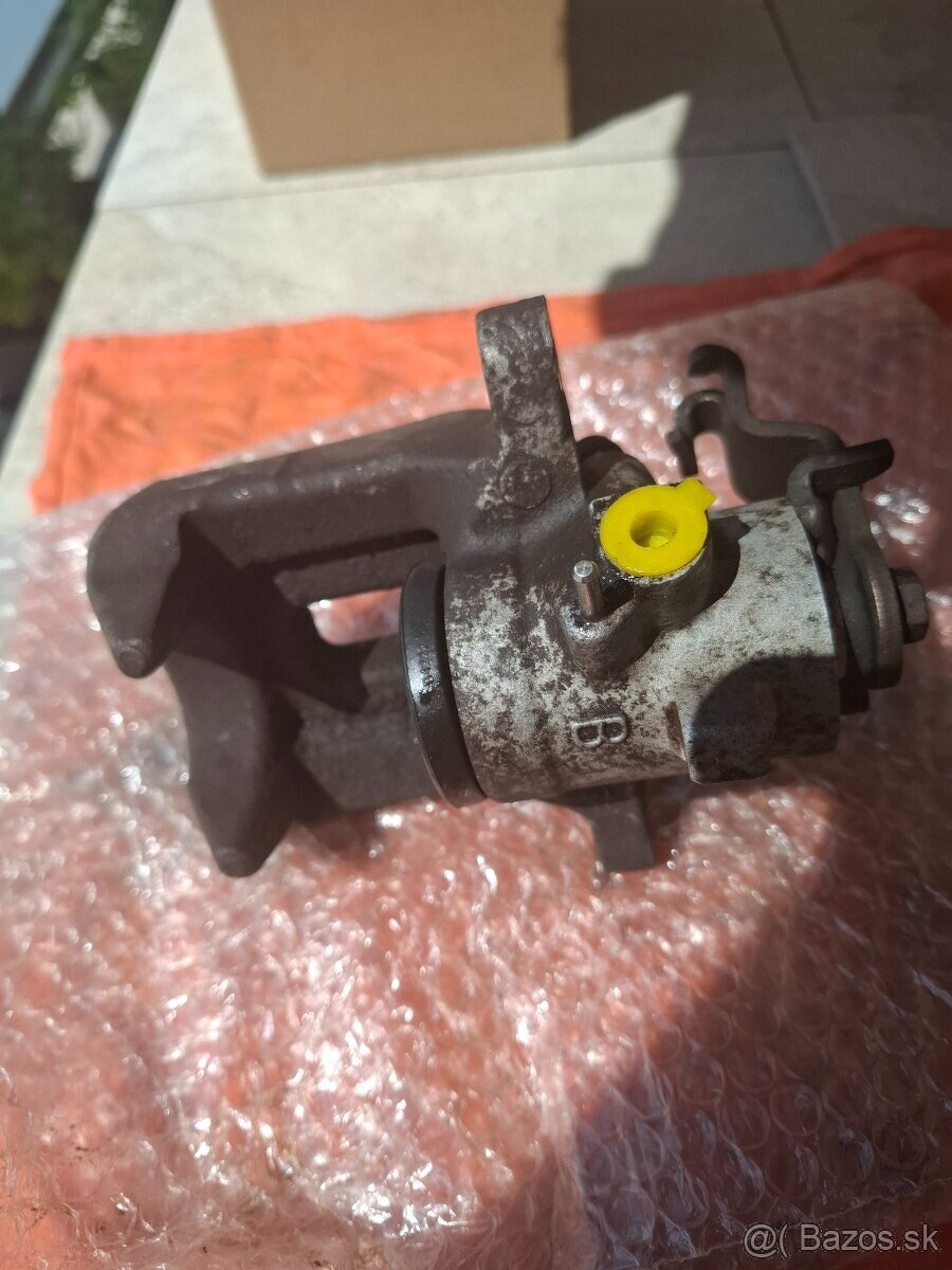 Zadny pravy brzdovy strmen Audi A4 B6 - 2