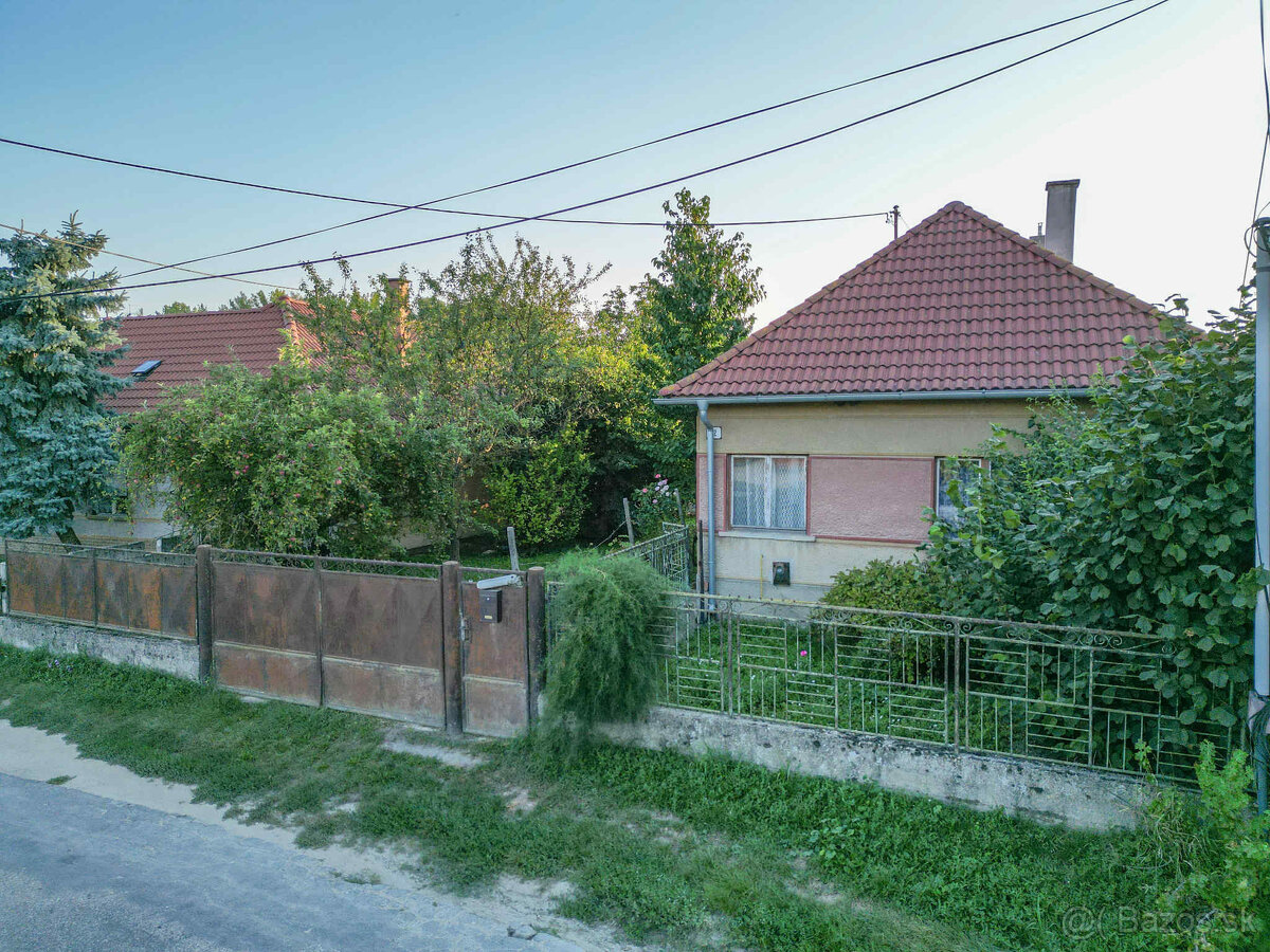 Na predaj starší rodinný dom s veľkým pozemkom v obci Duna - 2