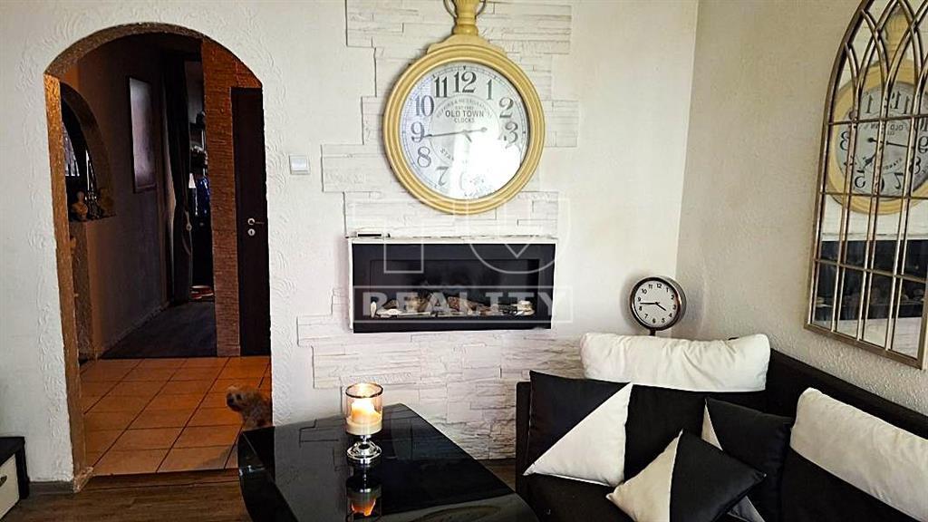 3 izbový čiastočne zrekonštruovaný byt 78 m2 s loggiou –... - 2