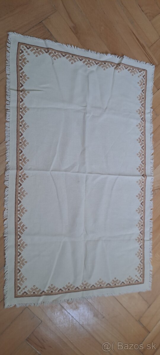 3 ručne vyšívané obrúsy - 2