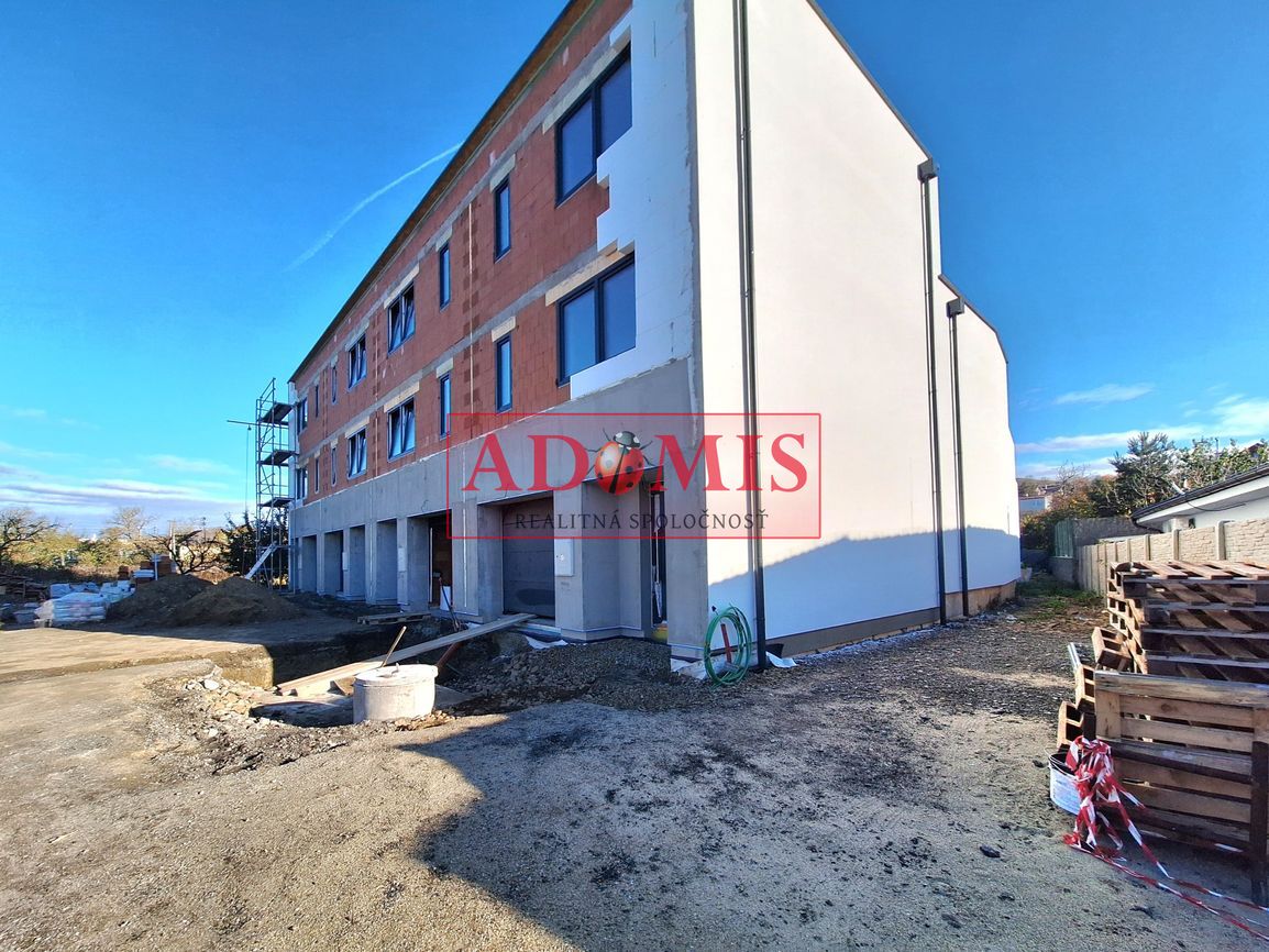 ADOMIS - predám exkluzívny 4-izbový tehlový dom 220m2,garáž, - 2