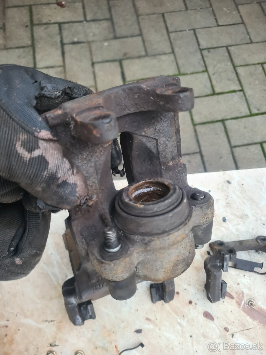 Brzdové strmene Bmw 320d e90/e91 - 2