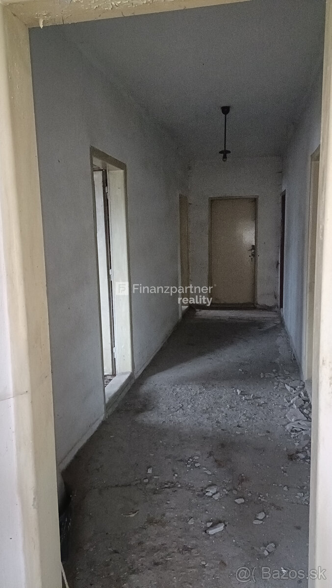 Exkluzívne na predaj rodinný dom s pozemkom v obci Šapinec - 2