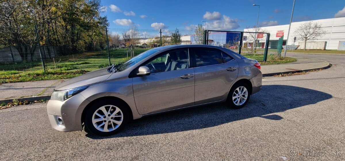 Toyota Corolla 1.4 Diesel, Zlata 2015+navigacia+2x komplety - 2