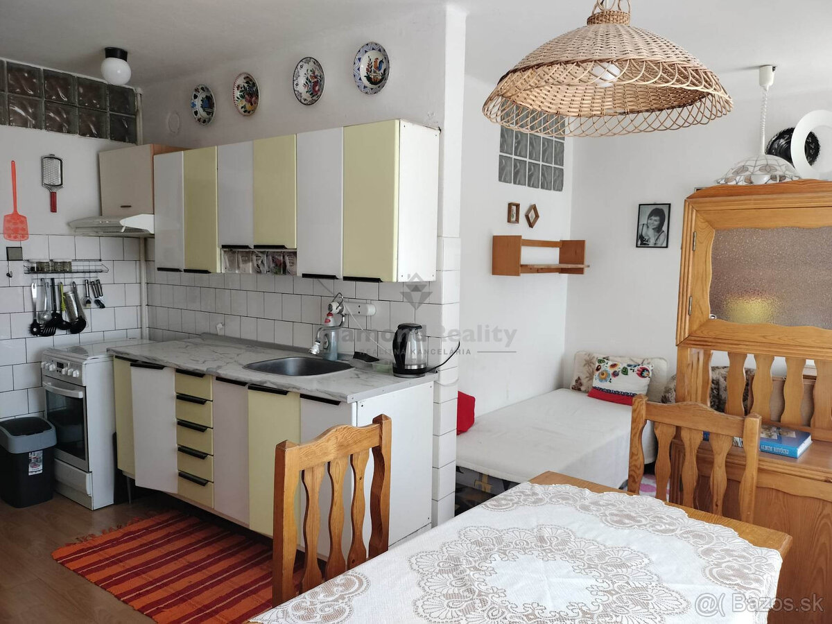 Na predaj veľký 3 izbový tehlový byt na Solivare s vlastným - 2