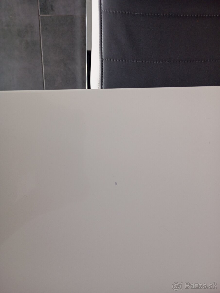 Stôl so stolickami - 2