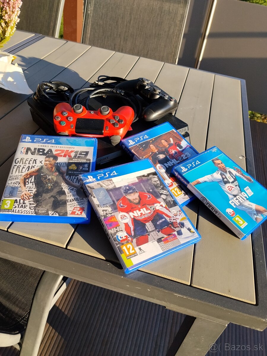 Predávam PS4 slim v dobrom stave. - 2