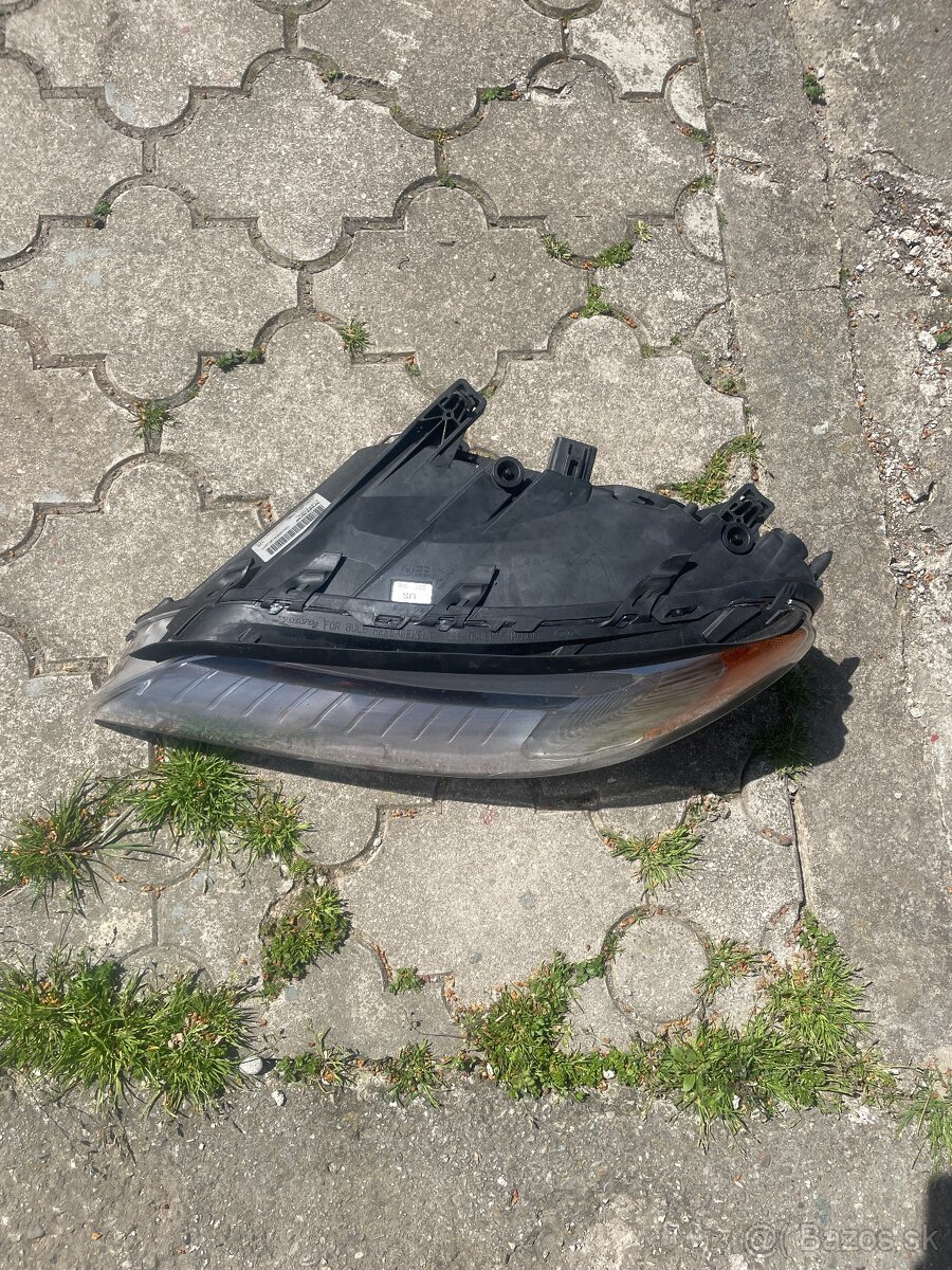 Predám originál ľavý predný svetlomet na VOLVO V70 / XC70 - 2