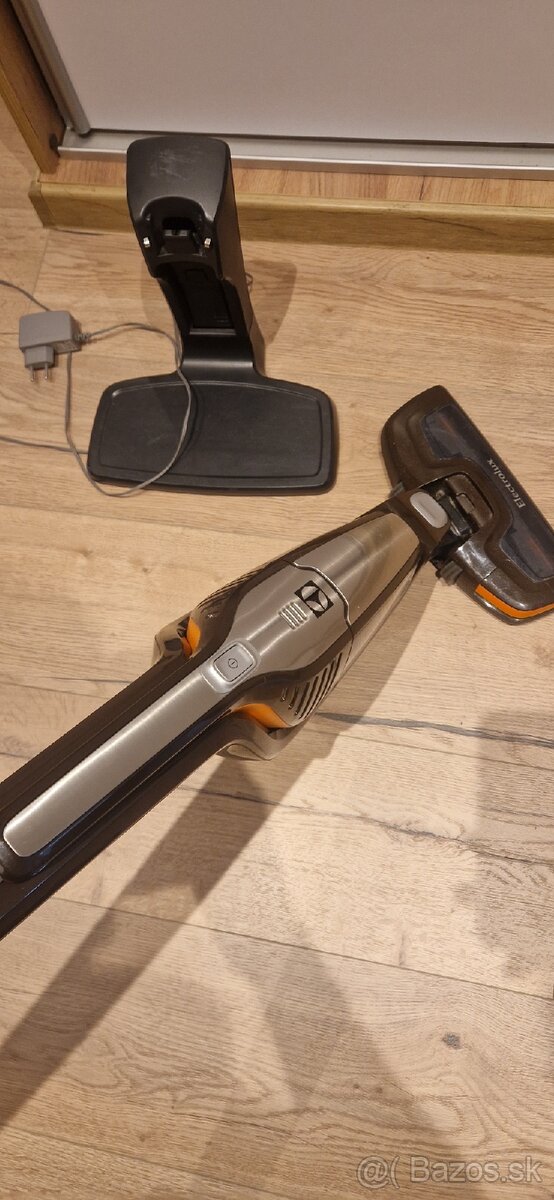 Tyčový vysávač s metlou Electrolux Ergorapido 18V - 2