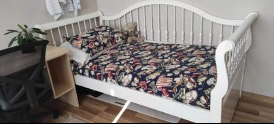 Drevená biela posteľ - jednolôžková - 2