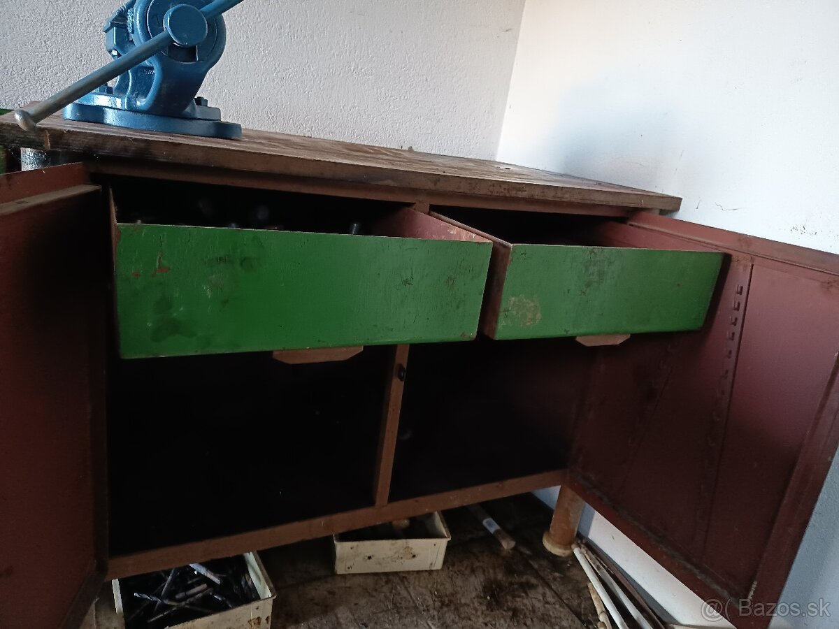 Oceľový ponk so šuflami 250€ + zverák 130€ - 2