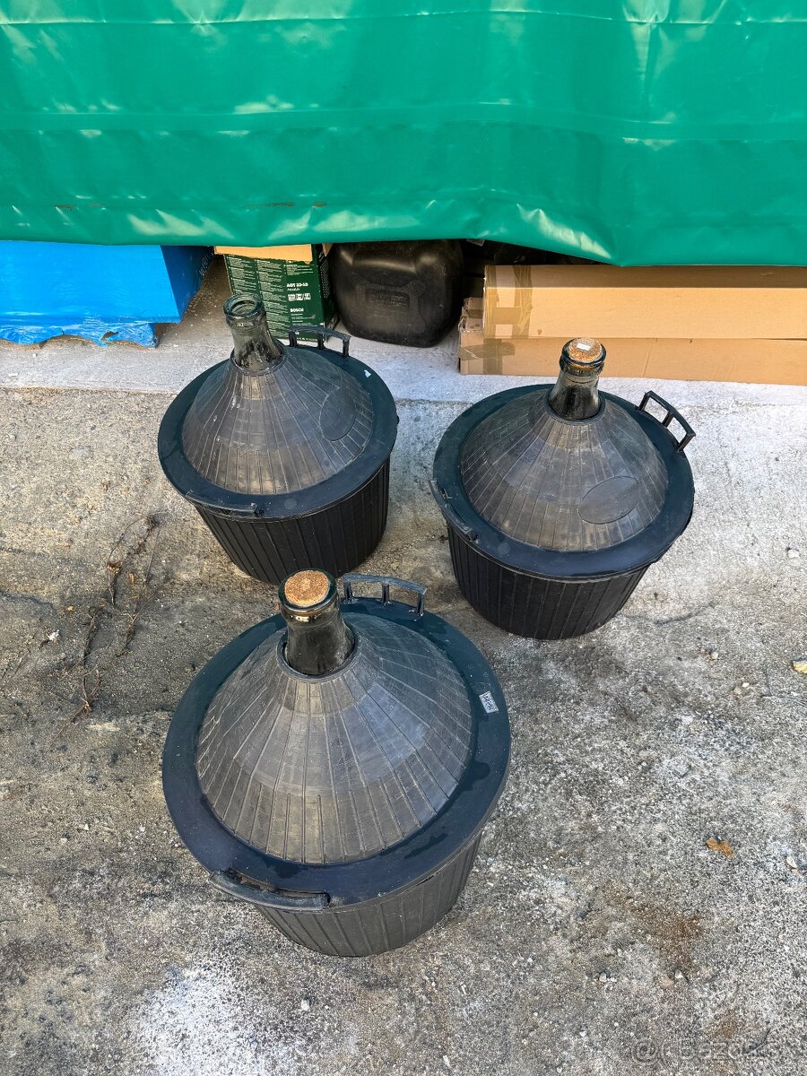 Sklenený demižón v plastovom koši (cca 25–30 l) - 2