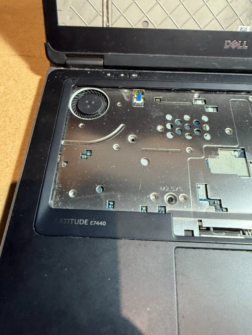 Predám na náhradné diely Dell e7440 - 2