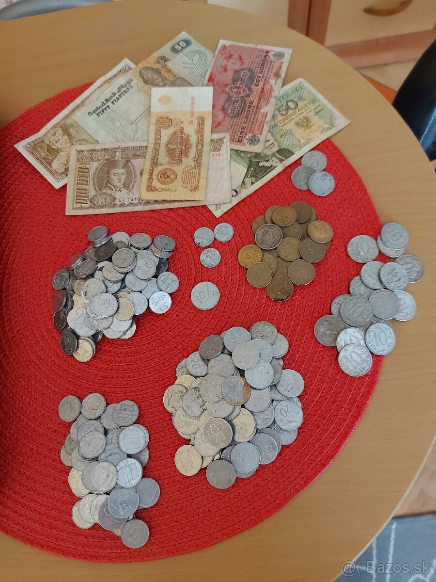 Staré bankovky a mince. - 2