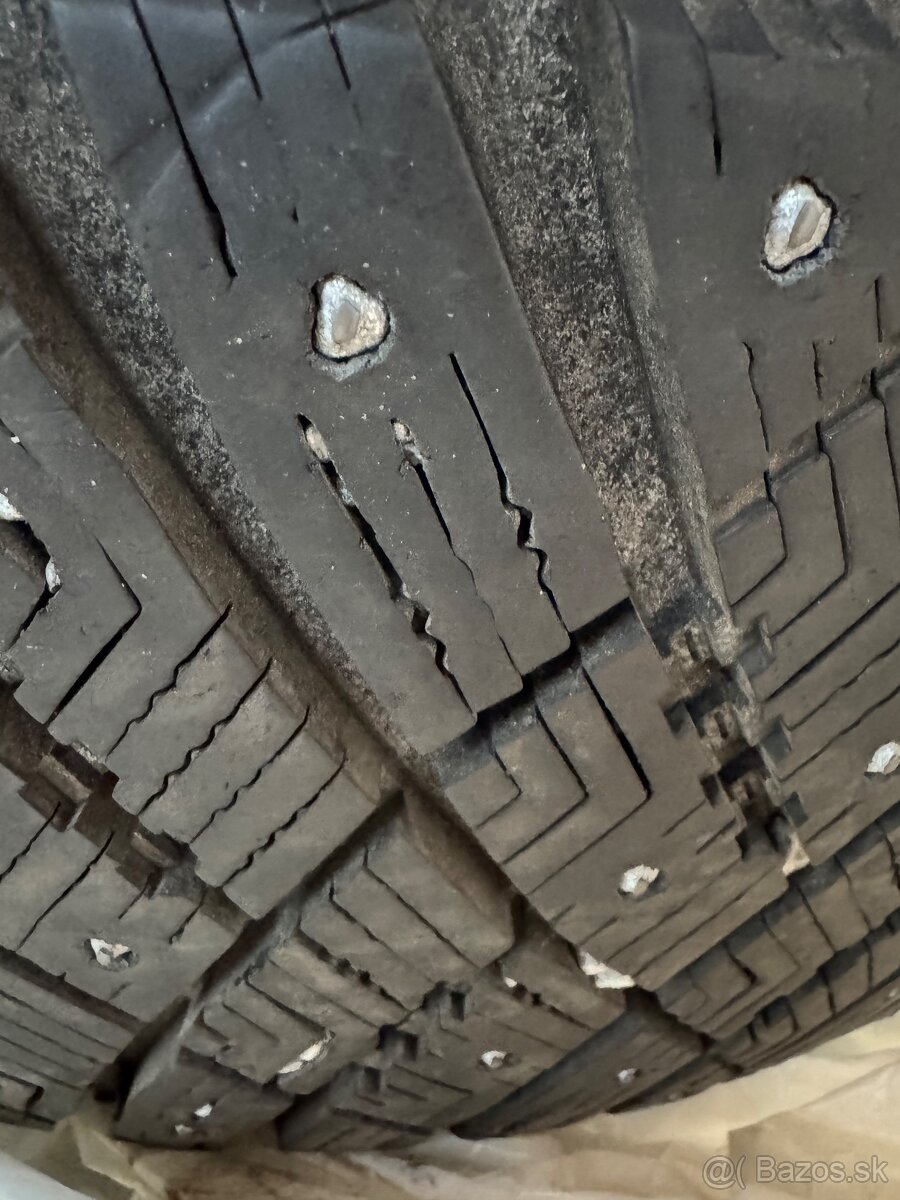 Predám málo používané zimné pneumatiky Goodyear Ultragrip - 2