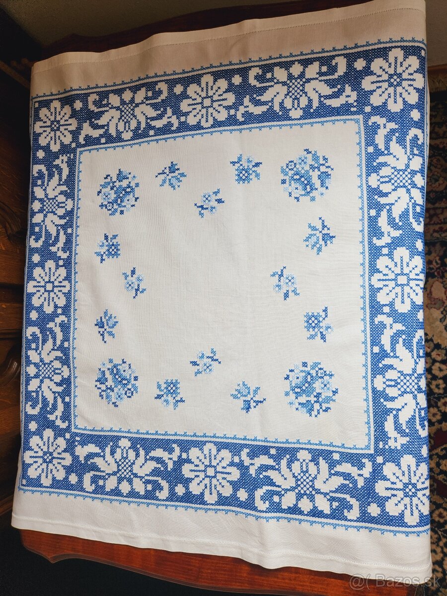 Krásny biely obrus s bohatou modorou výšivkou 80x80 - 2