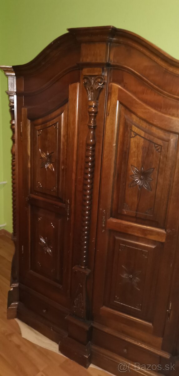 Skrina z masívu, vyrezávana skriňa - 2