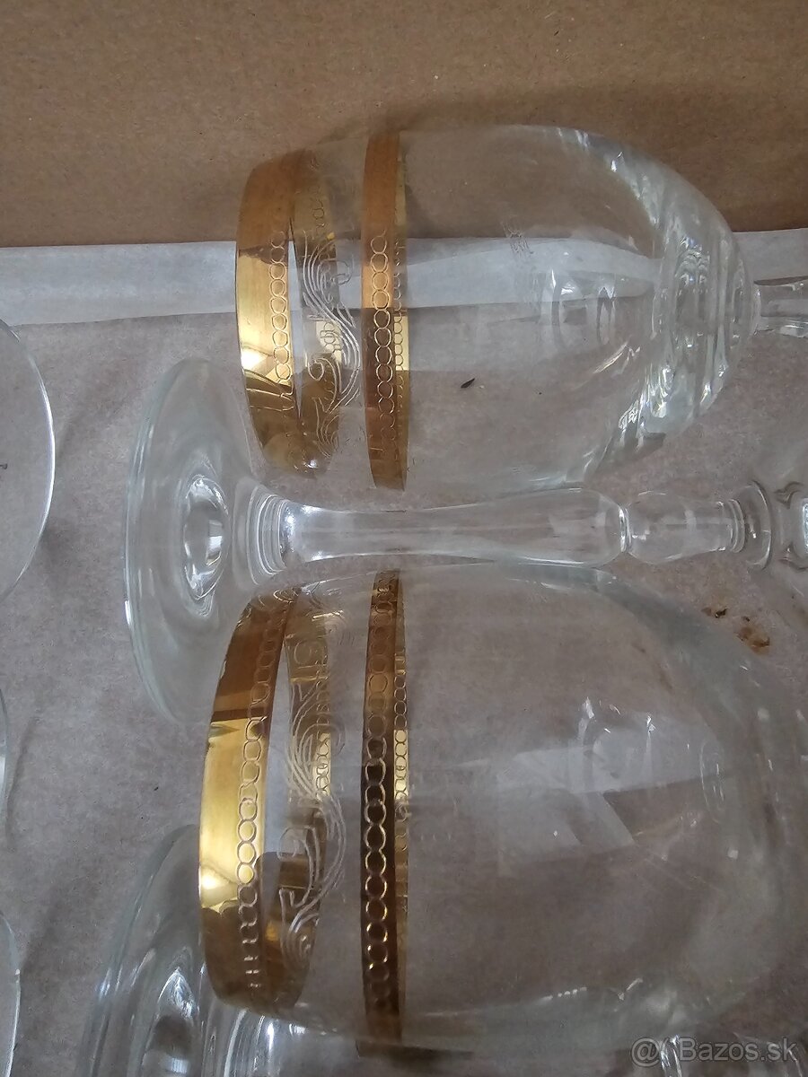 Sklenené poháre na víno. - 2