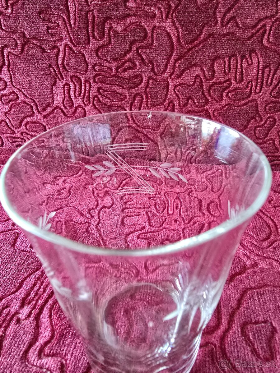 Karafa a poháriky. - 2