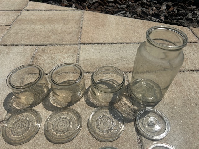 Predám zavaraninové poháre so sklenným viečkom, staré fľaše - 2