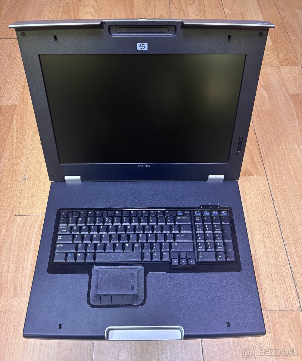 HP TFT7600 1U Rack set + 16-portový KVM over IP Switch - 2