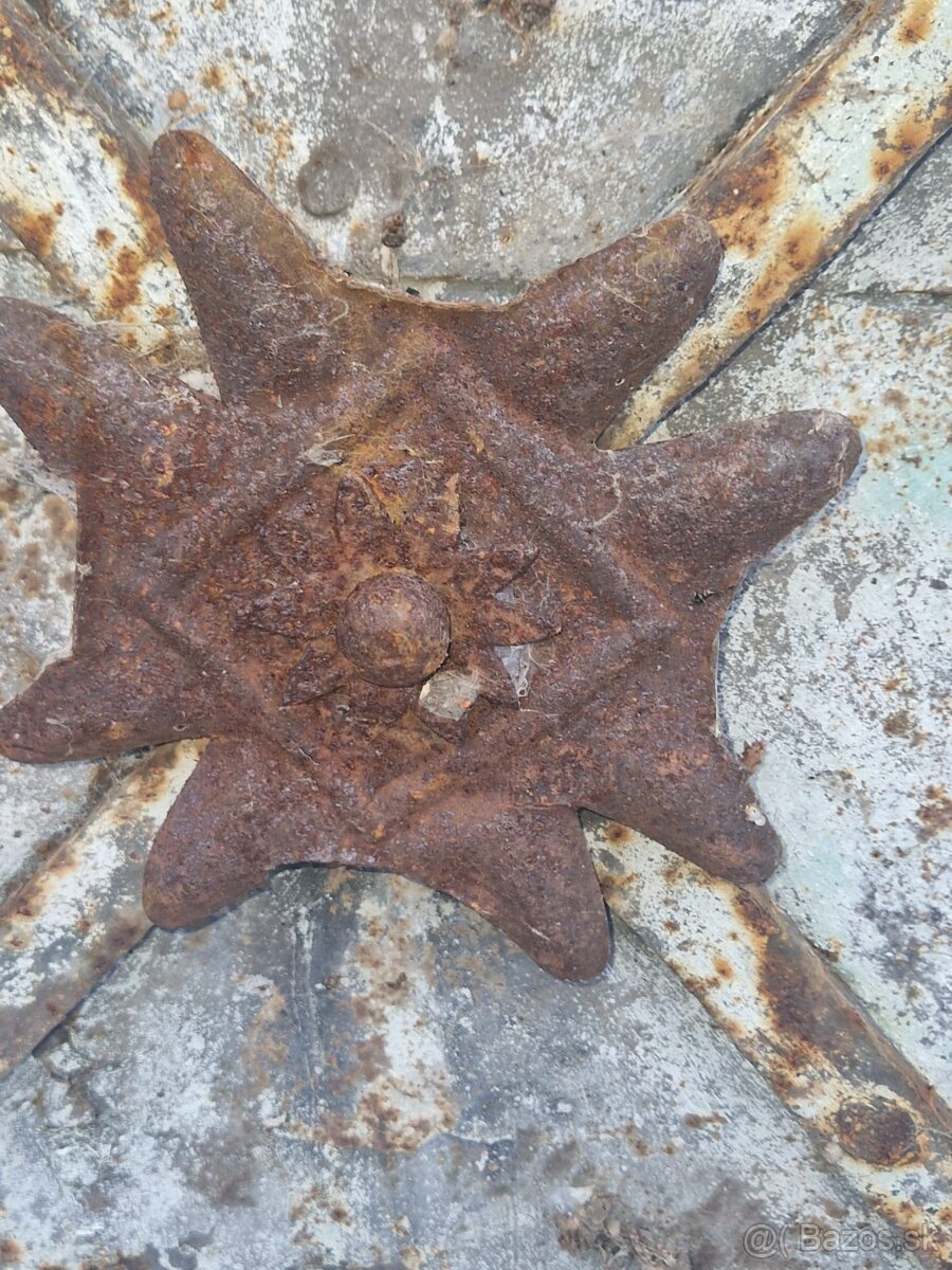 Staré železné dvere / okenica - 2