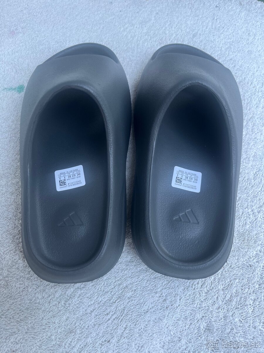 Yezzy slide - 2
