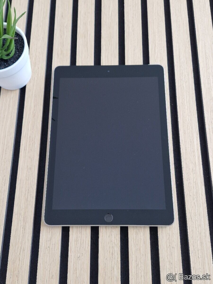 Apple iPad 2018 (6th gen) 32GB Cellular Šedý - 2