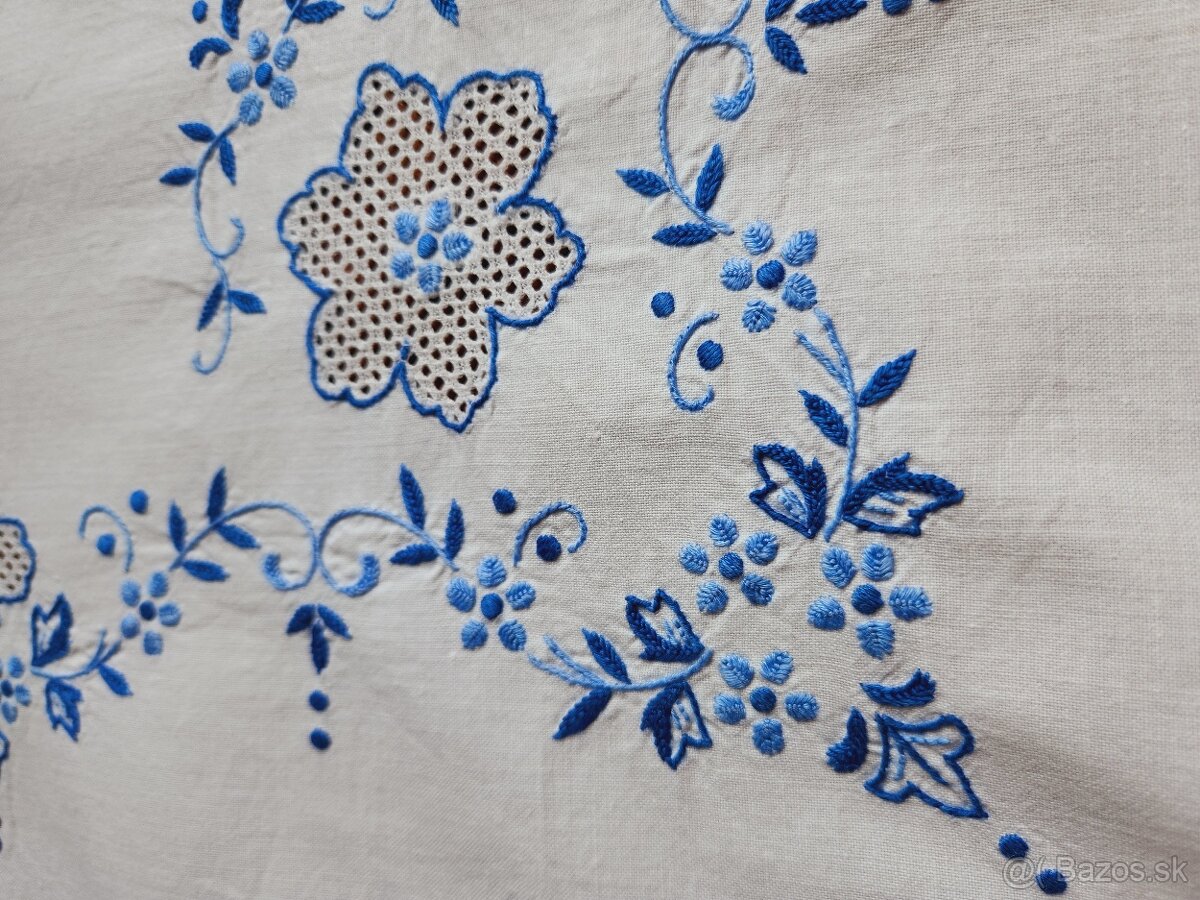 Krásny biely obrus zdobený bohatou modrou výšivkou kvietkov - 2