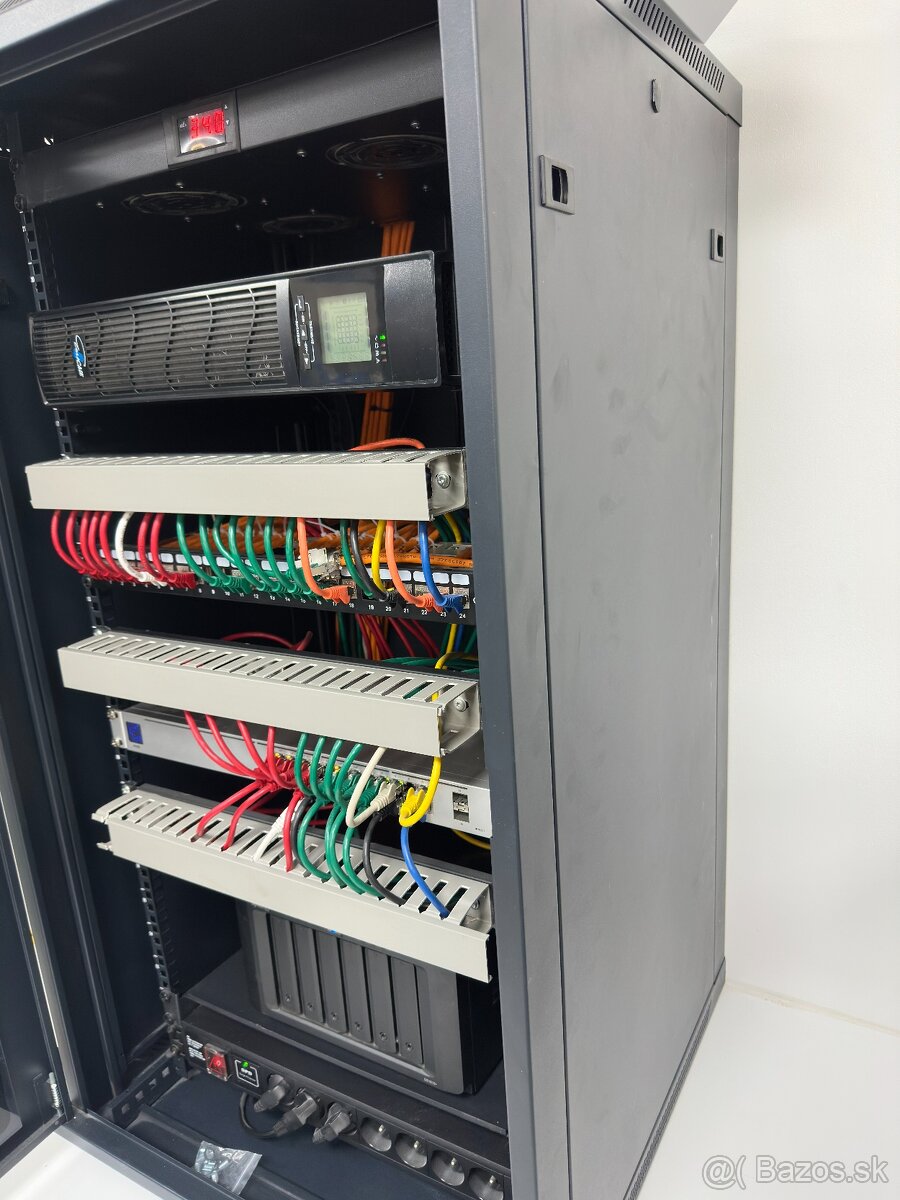 Serverová skriňa s príslušenstvom - plne funkčné - 2