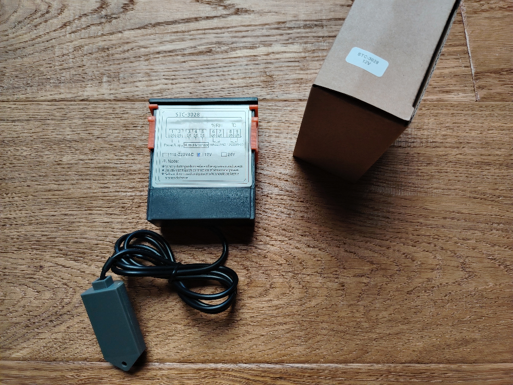 Predám digitál termostat a hygrostat 12VDC STC3028 - 2