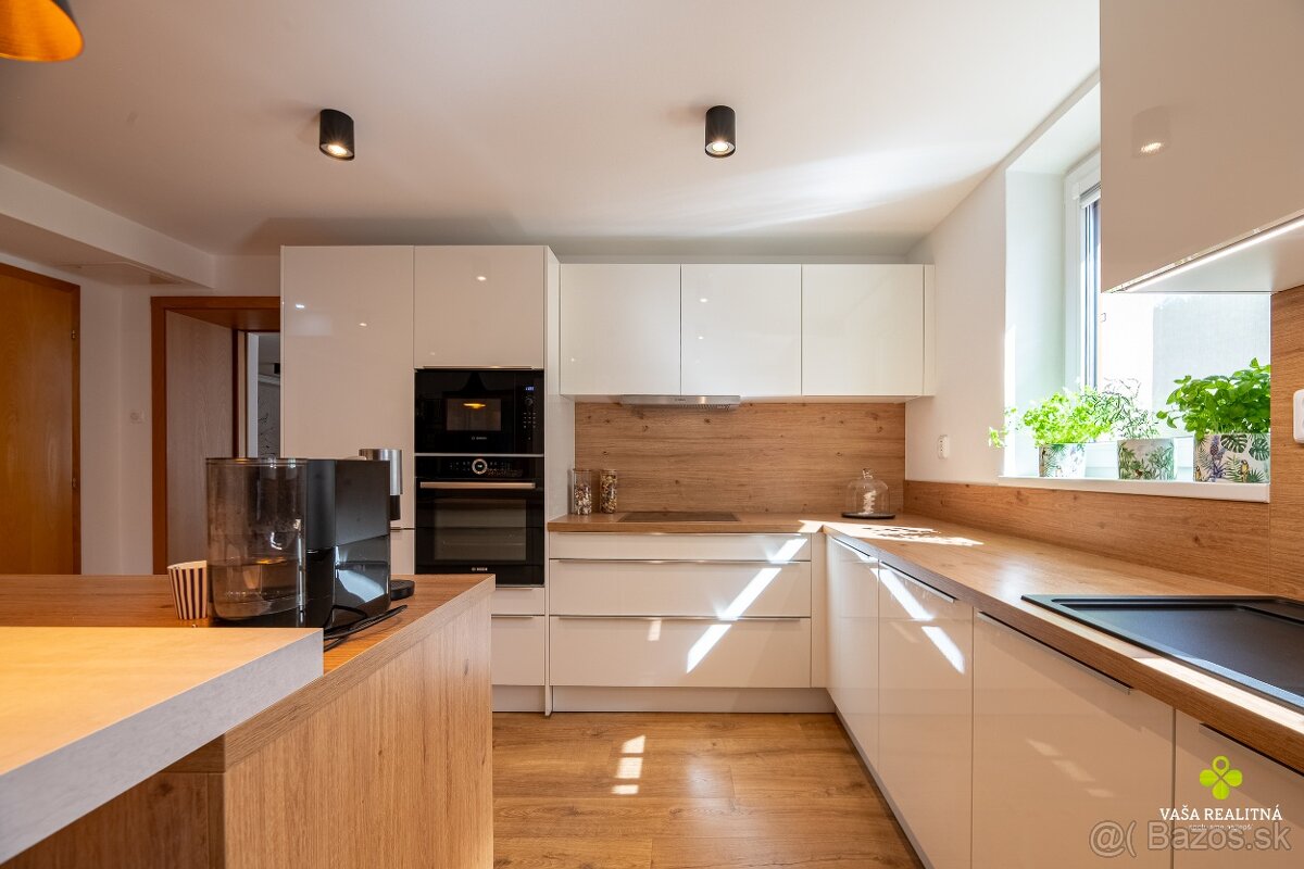 Štýlový a priestranný rodinný dom v slepej ulici s bazénom - 2