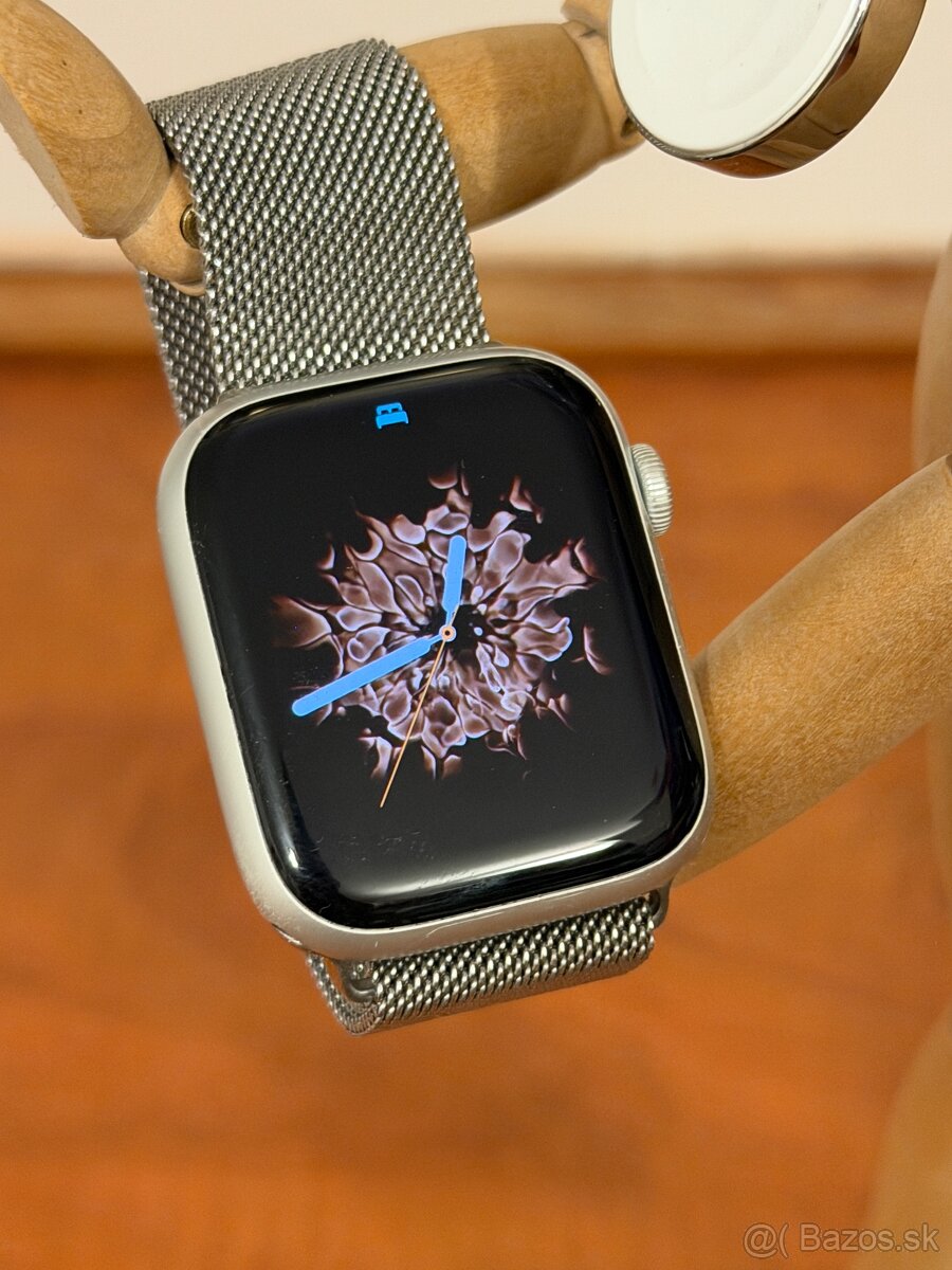 Apple watch 8 strieborné 45mm - pekný stav - 2