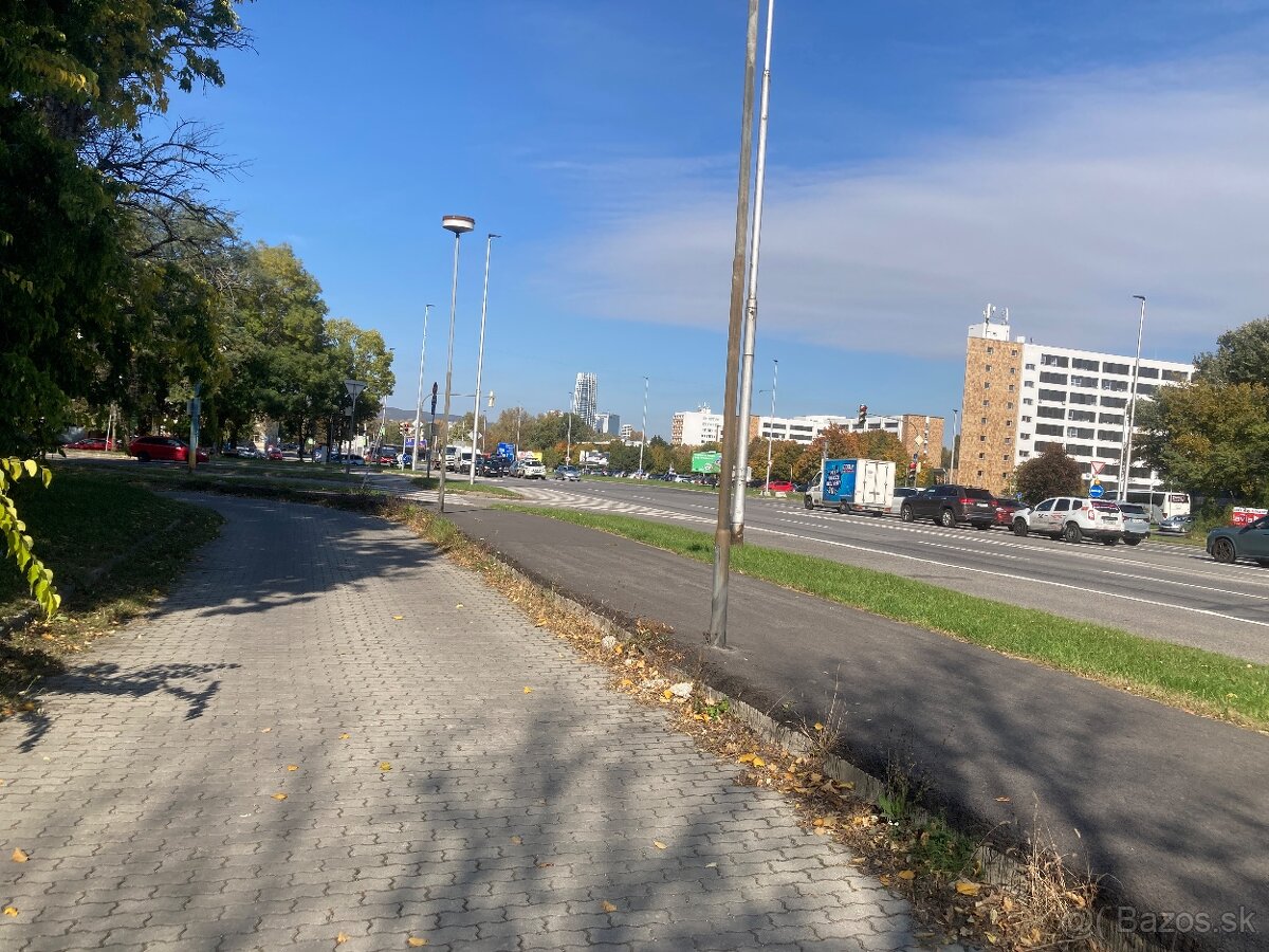 Prenájom garáže v Petržalke - 2