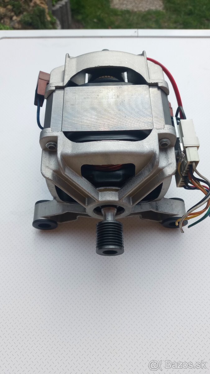 Motor z práčky. - 2