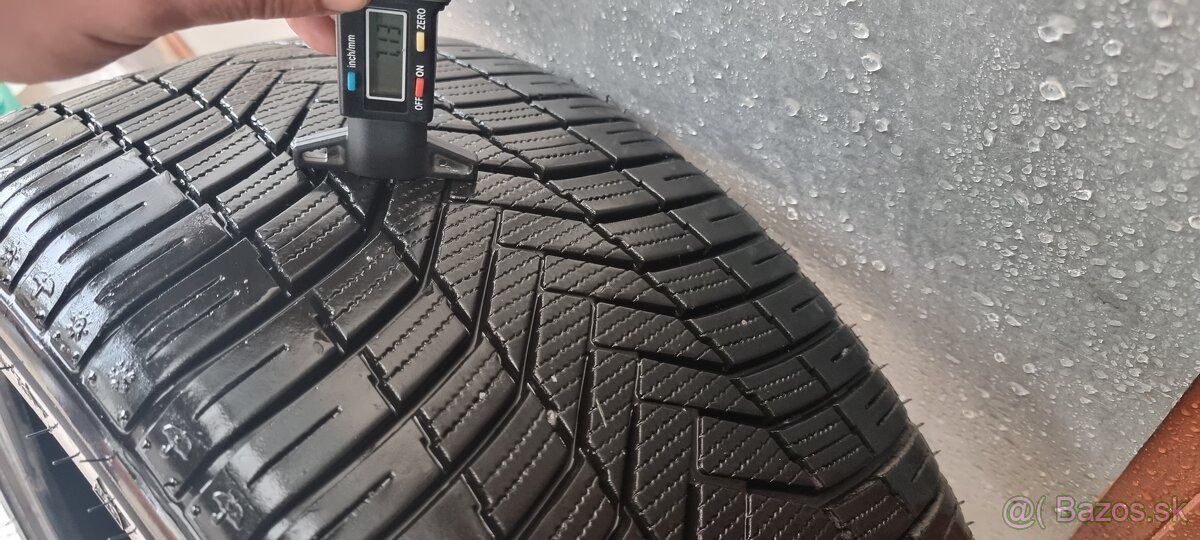 Predám 2xceloročné pneumatiky Sunny 245/40 r19 - 2