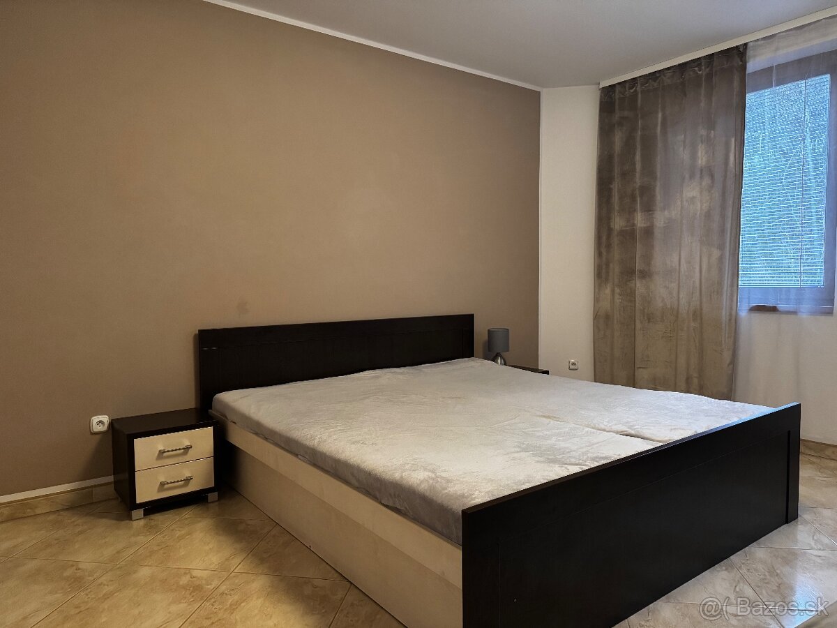 Manželská posteľ s nočnými stolíkmi - 2