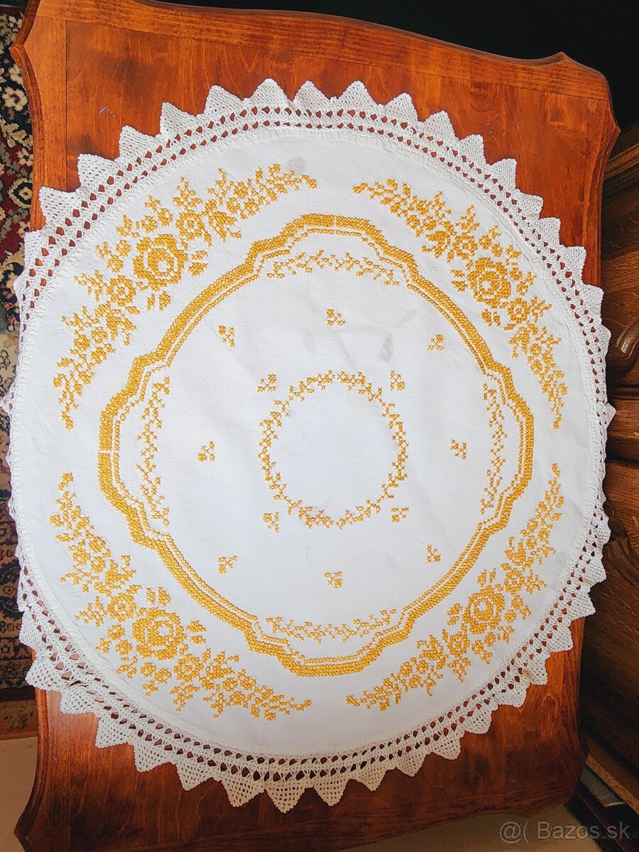 Krásny biely okrúhly ľanový obrus bohato zdobený žltou výšiv - 2