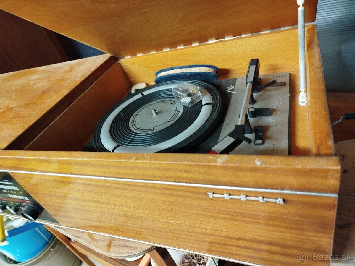 Starý radiogramofon - 2