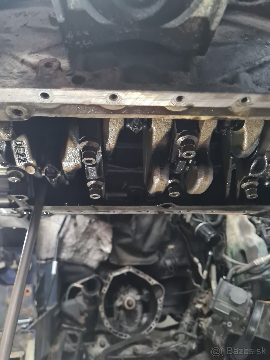 Predám polomotor 646 mercedes + náhradné diely - 2