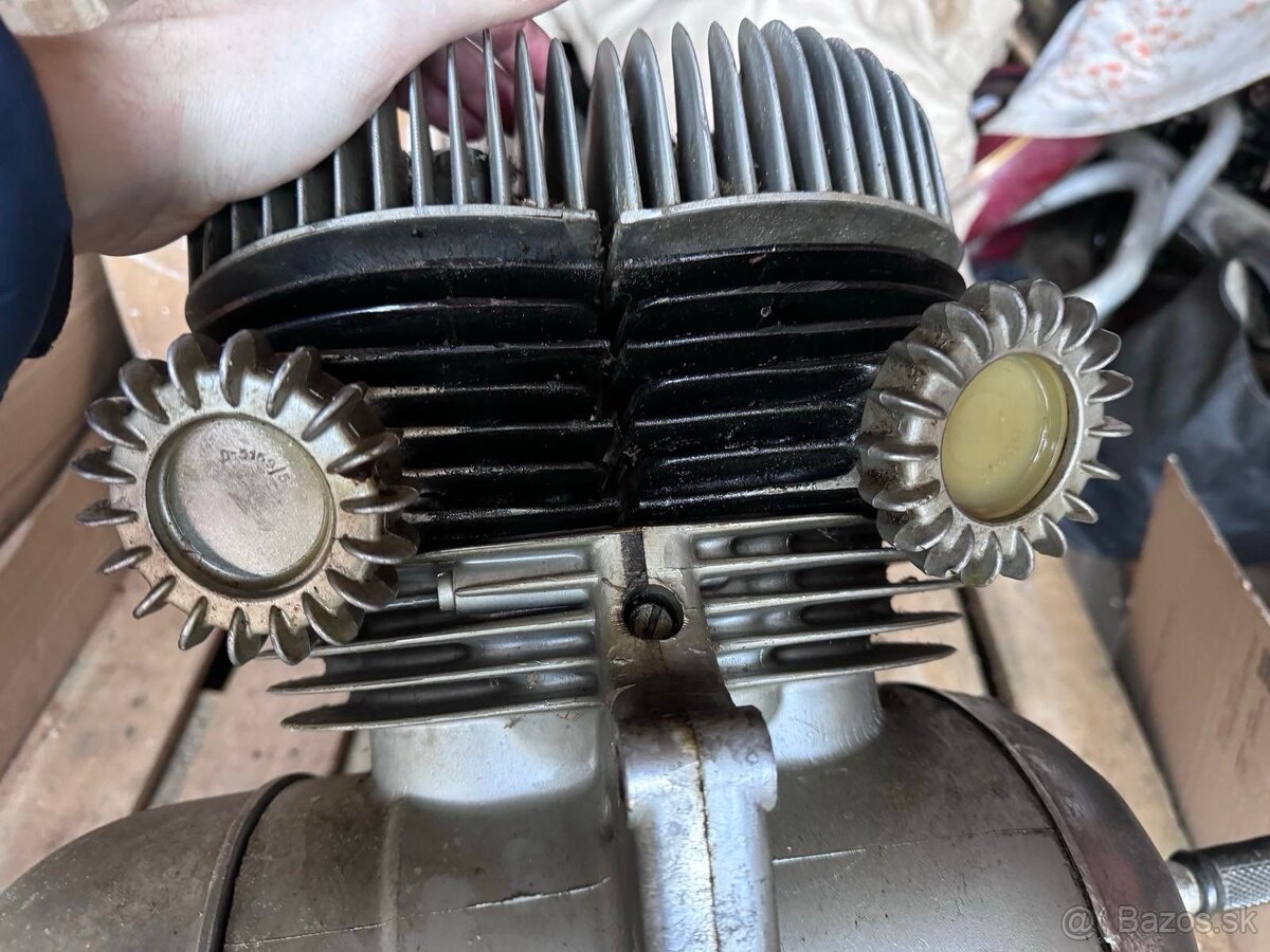 Predám originál NOVÝ motor 350/360 uloženka - 2