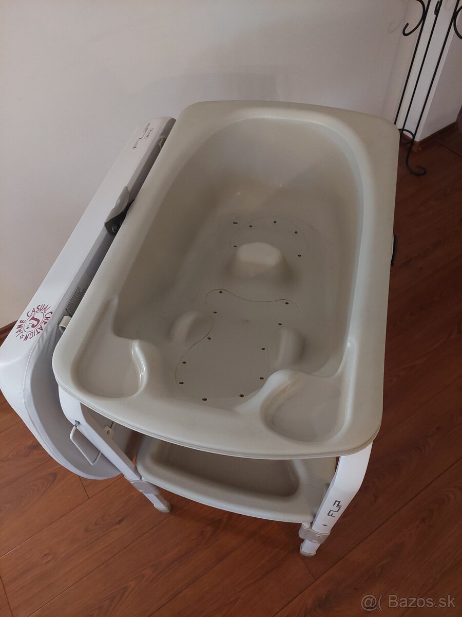 Vanička a prebaľovací pult v jednom. - 2